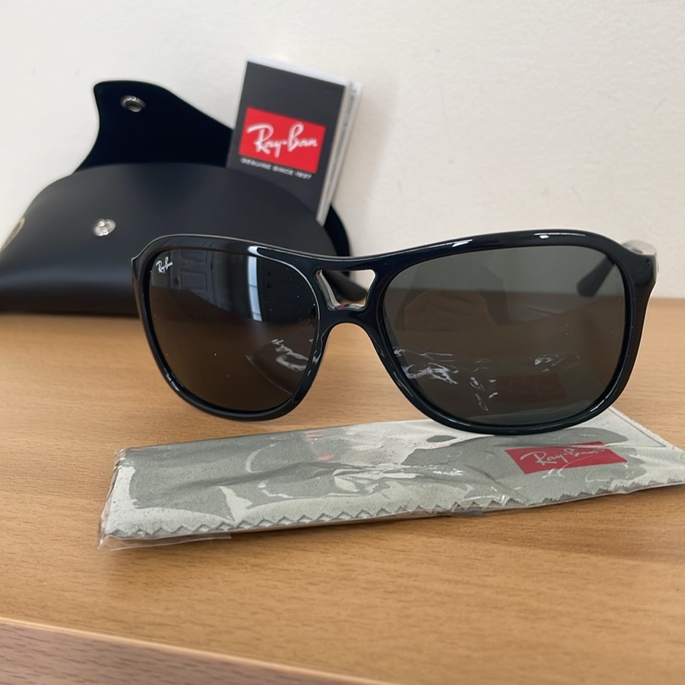 Ray-Bans sunglasses, model RB 4128